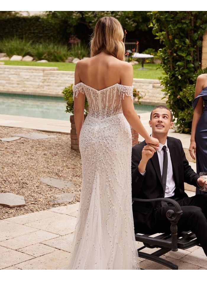Vestido largo de novia con escote bardot y pedrería blanco