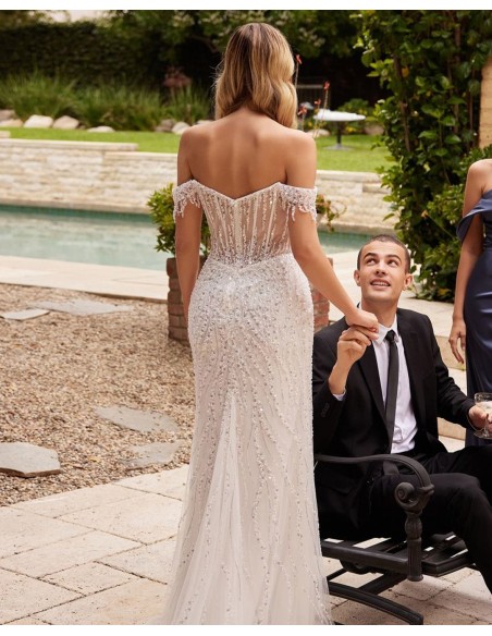 Vestido largo de novia con escote bardot y pedrería blanco