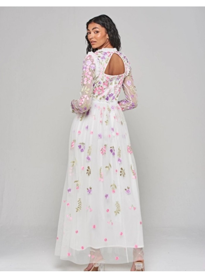 Robe longue blanche en tulle brodé de fleurs