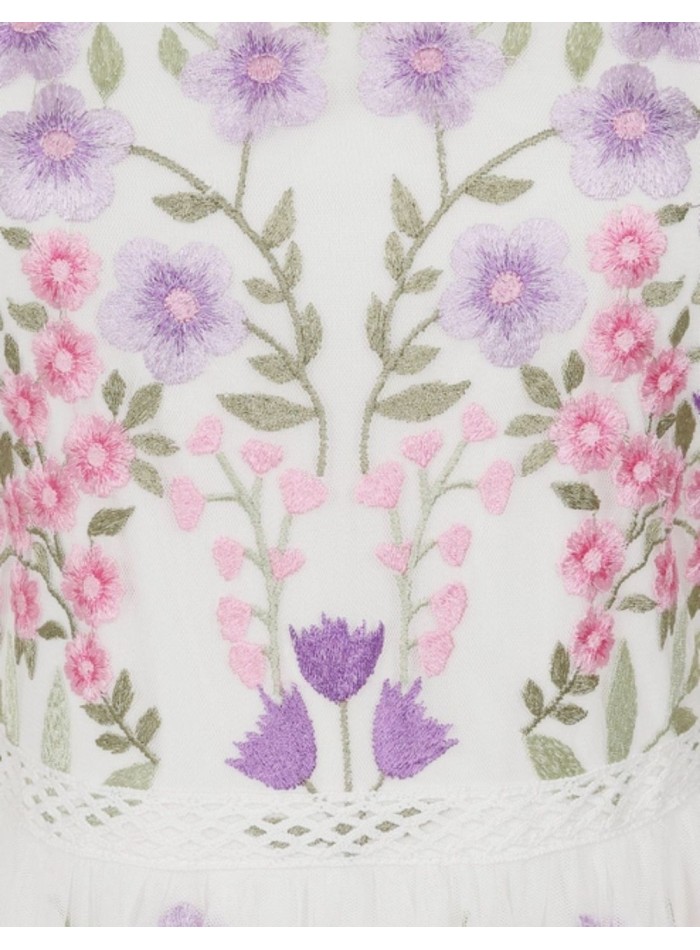 Robe longue blanche en tulle brodé de fleurs