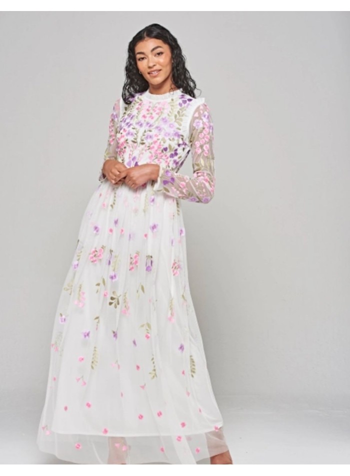 Vestido largo blanco de tul bordado de florecitas