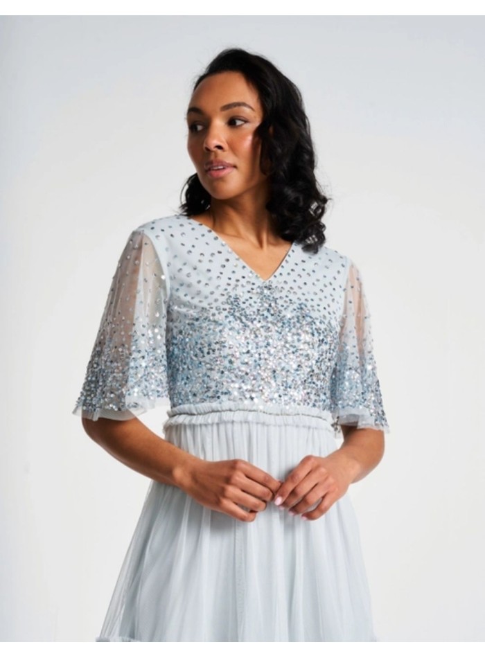 Robe de cocktail bleue en tulle brodé de sequins