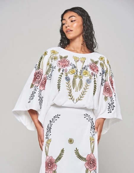 Vestido largo túnica bordado de flores con espalda anudada