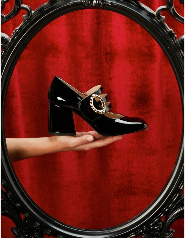 Zapatos de salón charol negro con hebilla dorada 2