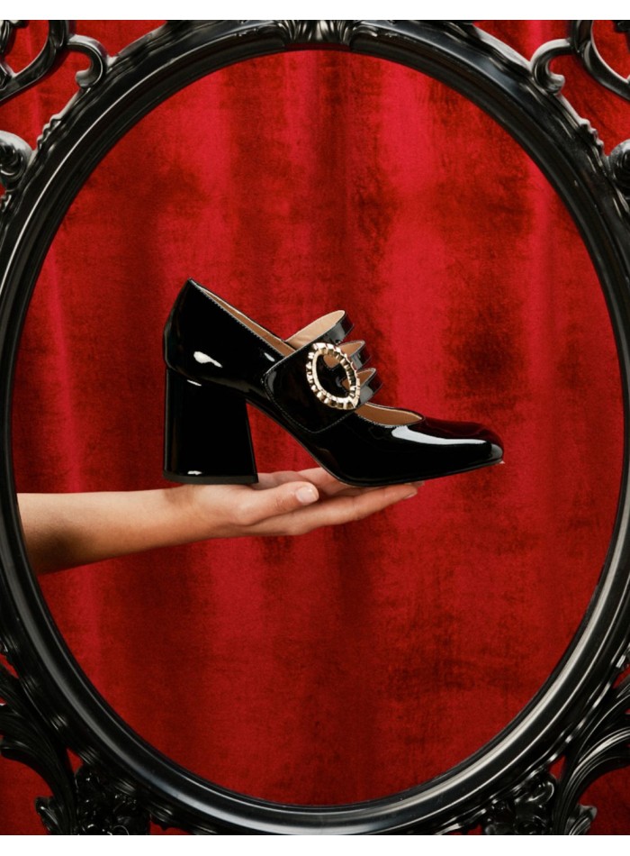 Zapatos de salón charol negro con hebilla dorada