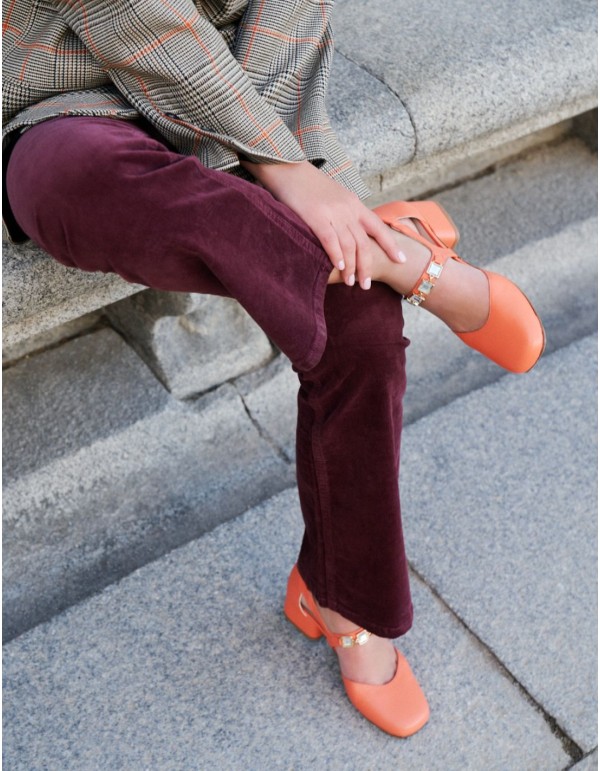 Chaussures en corail ornées d'une boucle en pierre