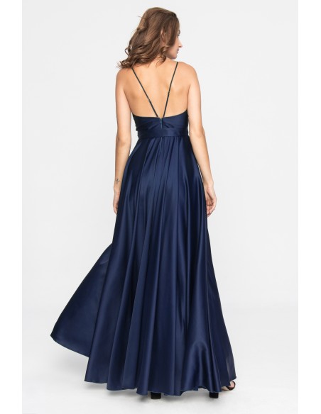 Longue robe de soirée en satin bleu avec encolure croisée