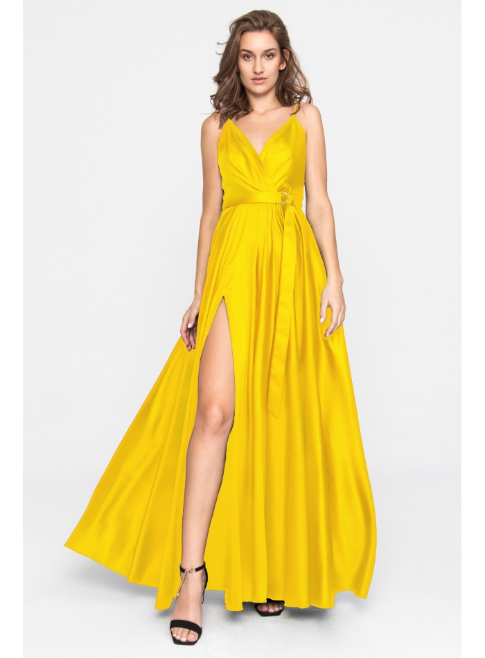 Longue robe jaune en satin avec décolleté en V...