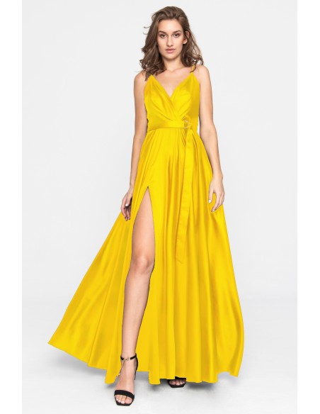 Longue robe jaune en satin avec décolleté en V et fente latérale