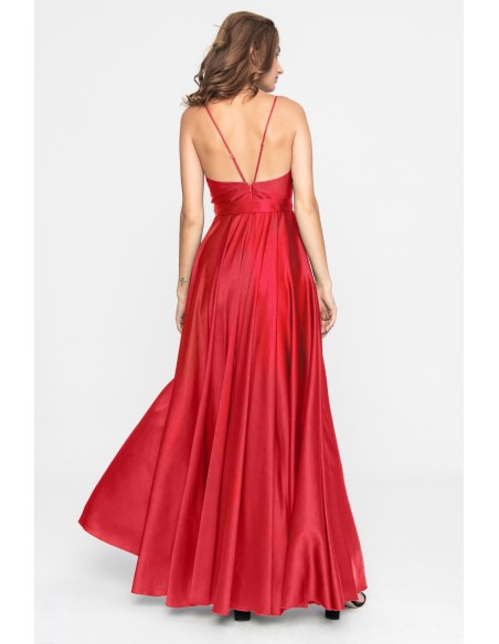 Longue robe rouge avec fente latérale et ceinture pour les invités