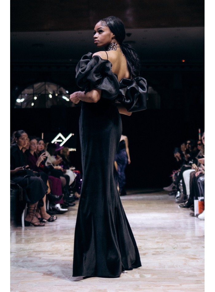 Robe longue de soirée noire avec volume et fente