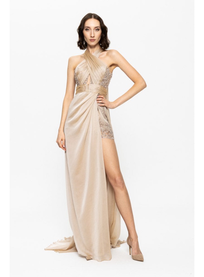 Vestido de gala largo beige con escote halter y...