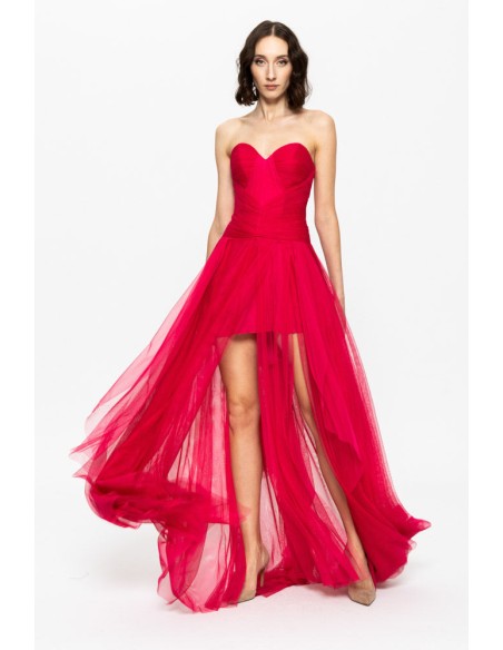 Robe de bal rouge avec encolure cache-coeur et jupe en tulle