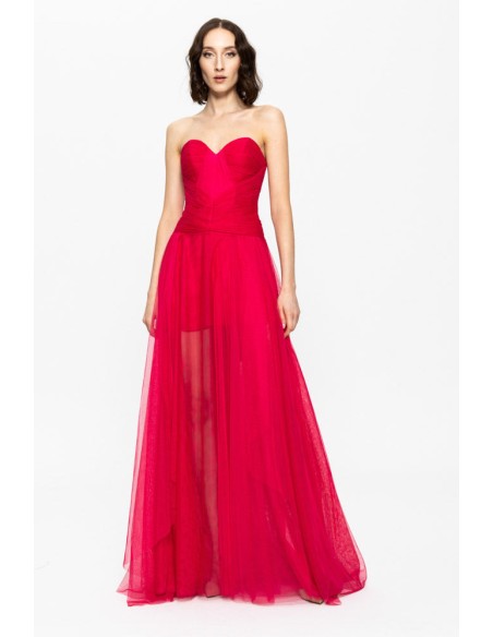 Robe de bal rouge avec encolure cache-coeur et jupe en tulle