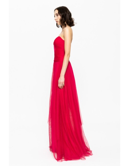 Robe de bal rouge avec encolure cache-coeur et jupe en tulle