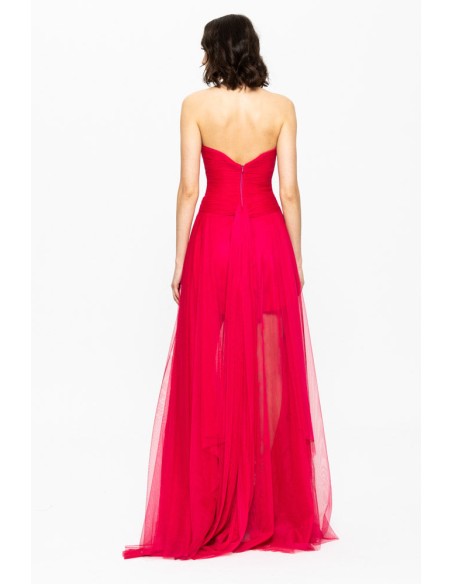 Robe de bal rouge avec encolure cache-coeur et jupe en tulle