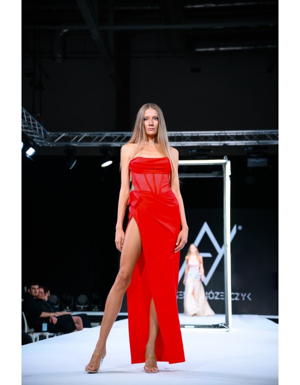 Robe longue de fête avec encolure sans bretelles et fendue