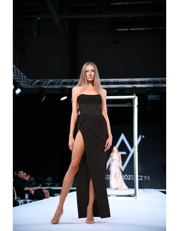 Vestido de noche negro con corsé strapless y abertura