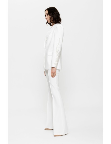 Tailleur pantalon blanc pour femme avec blazer brodé et détails argentés