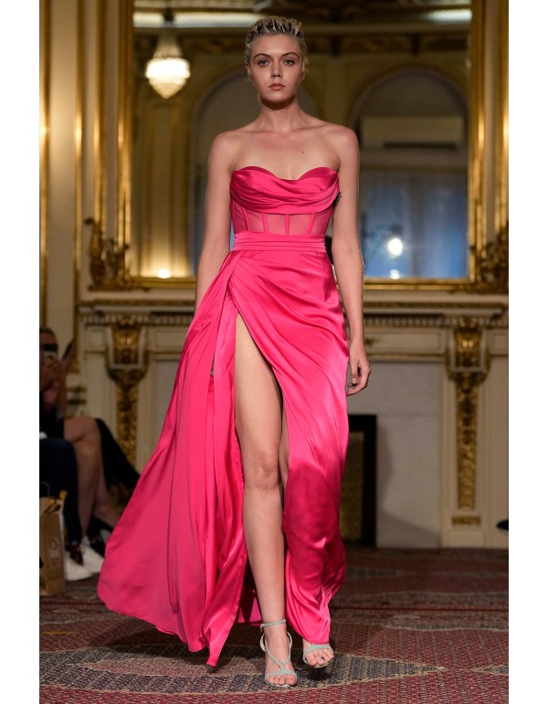 Robe longue de soirée rose avec encolure haute et fente...