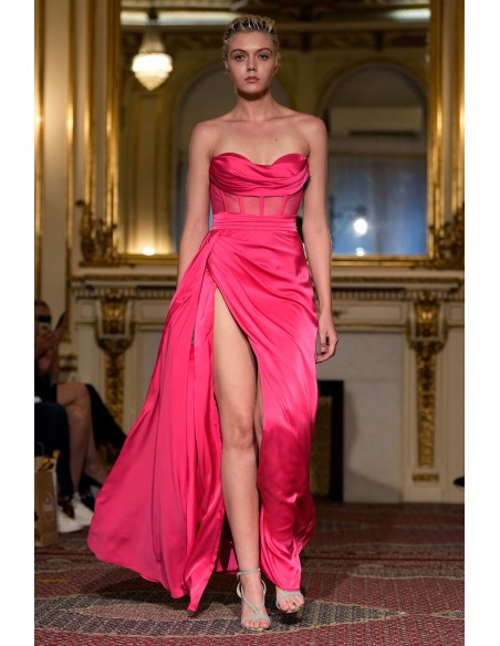 Vestido largo de noche rosa con escote y abertura alta en la pierna