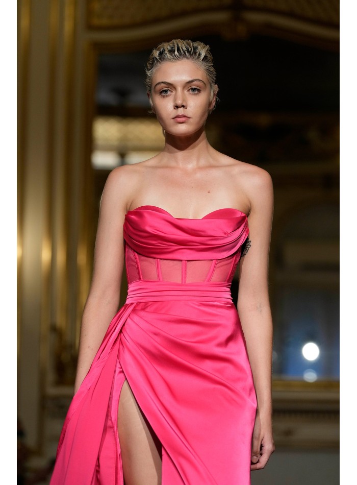 Robe longue de soirée rose avec encolure haute...