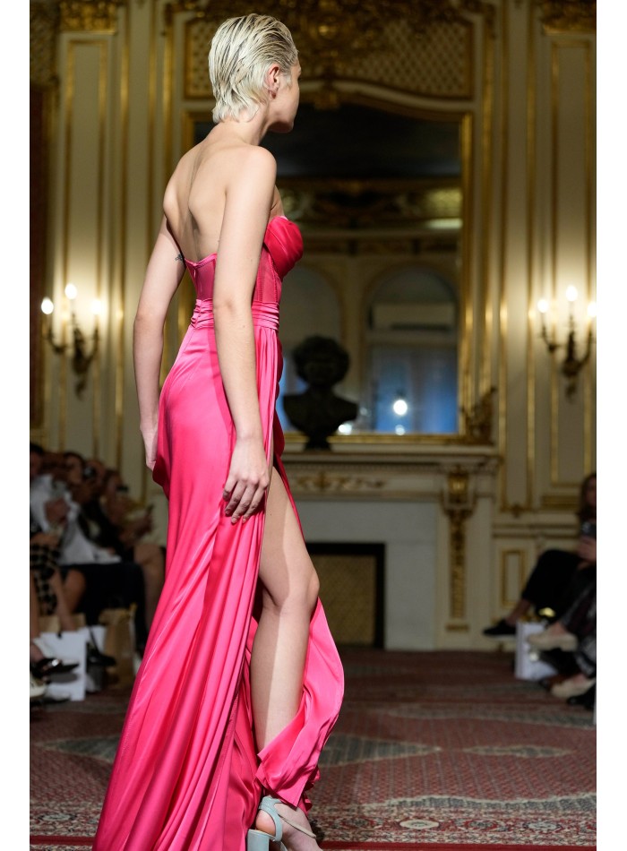 Robe longue de soirée rose avec encolure haute...