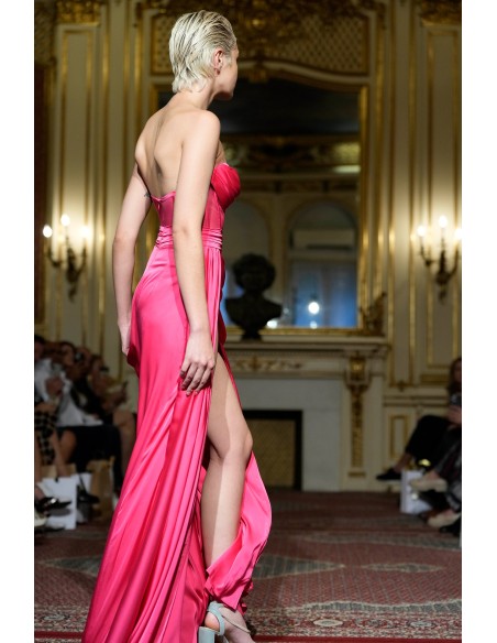 Robe longue de soirée rose avec encolure haute et fente haute sur la jambe