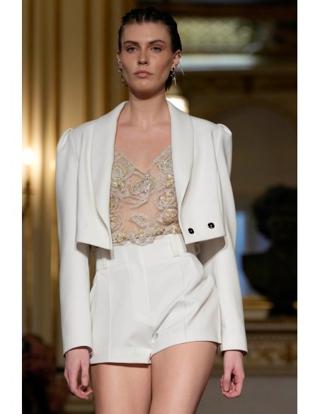 Blazer corta blanca de manga larga y estilo estructurado