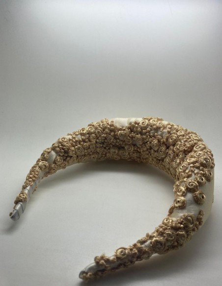 Serre-tête de mariée en tissu brut matelassé avec broderie dorée