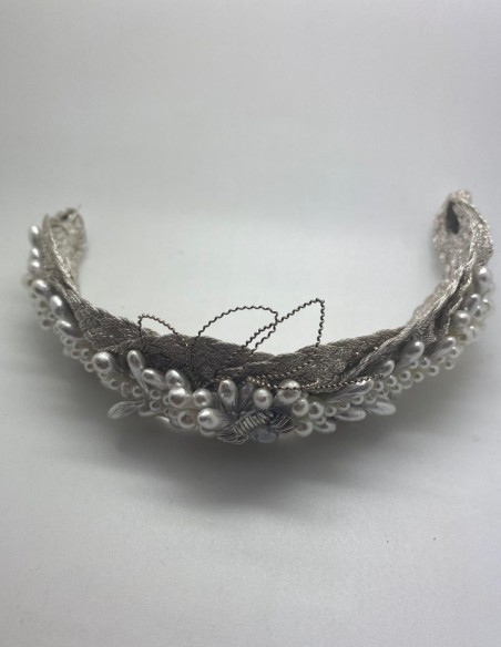 Cava coiffe de mariée tressée avec des perles