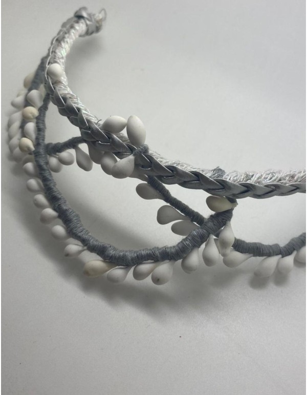 Tocado de fiesta plateado con pistilos blancos 2