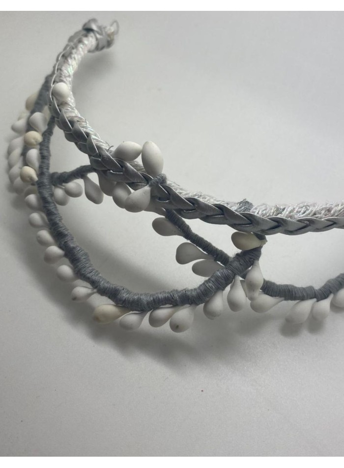 Tocado de fiesta plateado con pistilos blancos