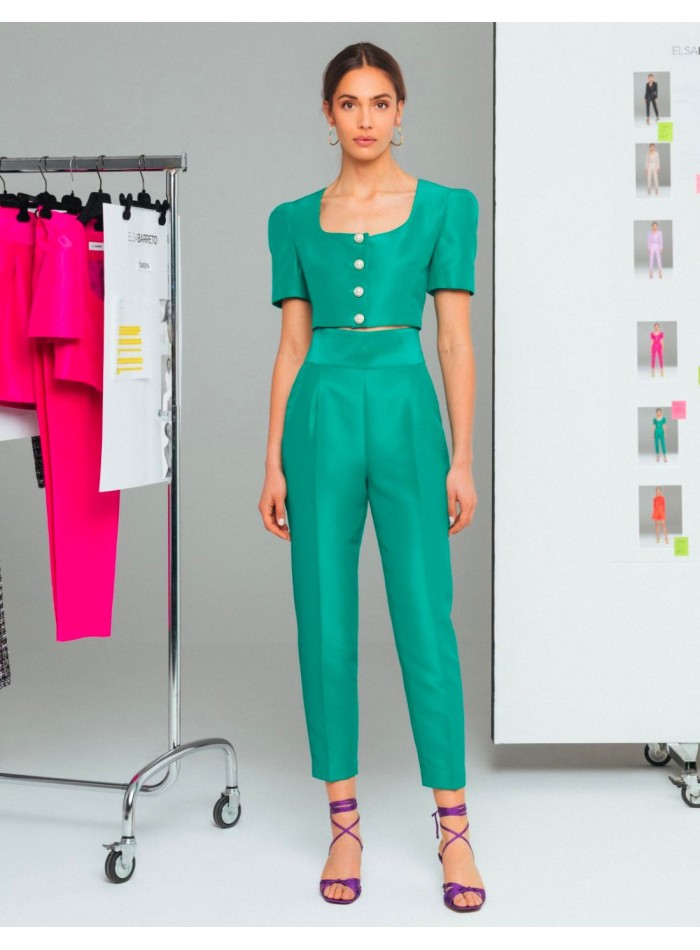 Pantalón largo con pinzas y bolsillos