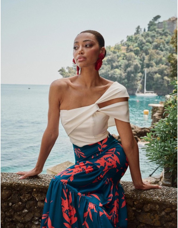 Top blanco de fiesta con doble tirante asimétrico y frunce