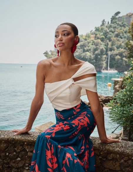 Top blanco de fiesta con doble tirante asimétrico y frunce