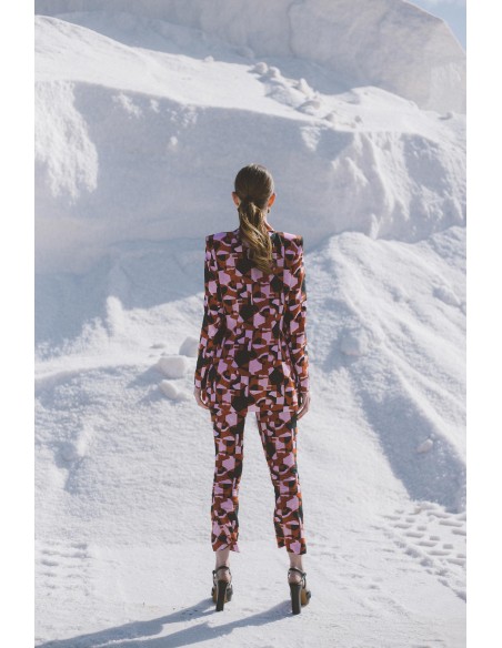 Traje de fiesta estampado con chaqueta smoking y pantalón ceñido