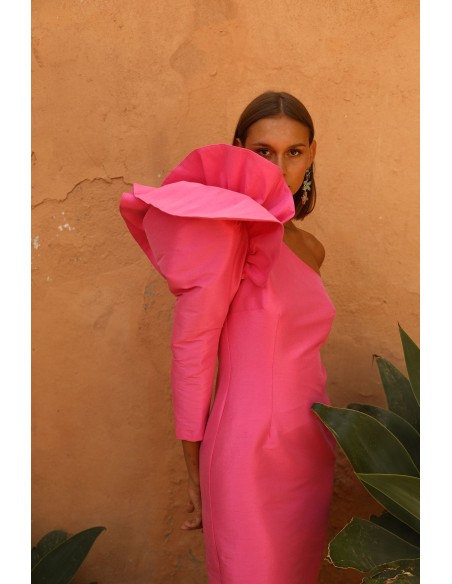 Robe de soirée midi avec encolure asymétrique et manches volantées