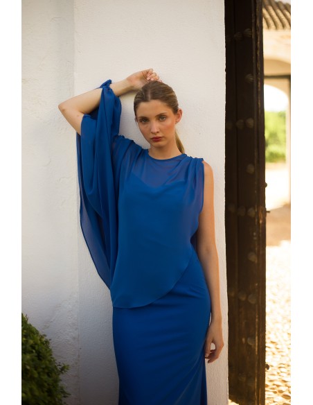 Vestido largo de fiesta con tirantes y detalle de capa a juego