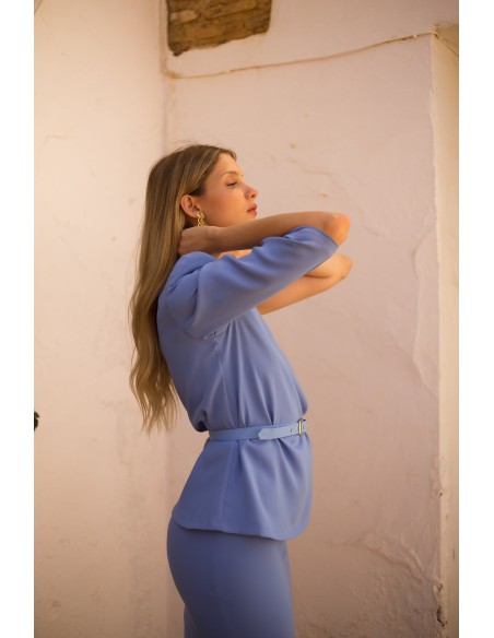 Conjunto de dos piezas con top asimétrico y falda recta azul