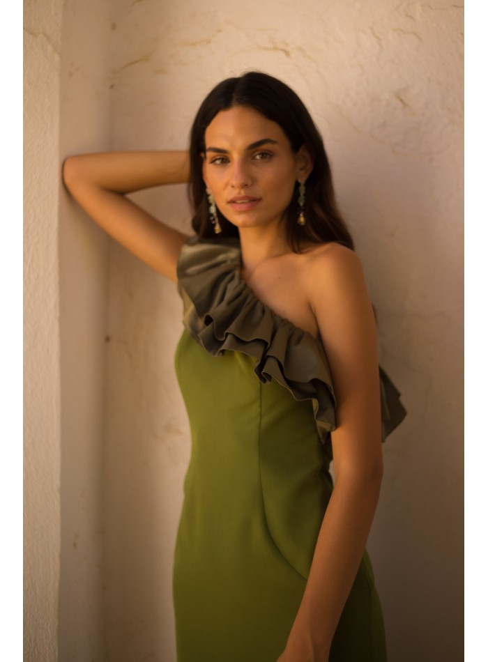 Robe de soirée midi avec encolure asymétrique...