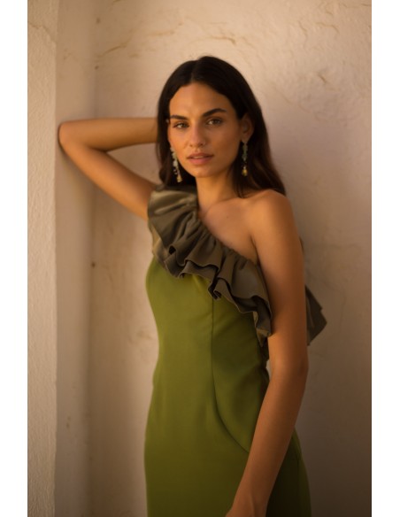 Robe de soirée midi avec encolure asymétrique et maxi volants