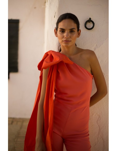 Combinaison longue avec encolure asymétrique et maxi laçage