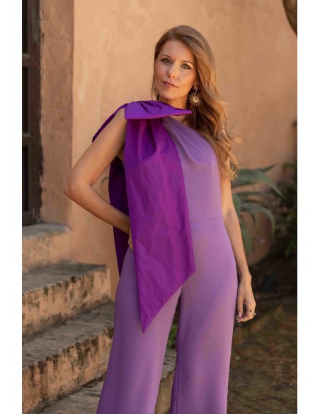 Mono de fiesta largo morado con maxi lazada al hombro