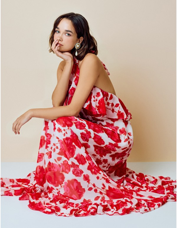 Vestido de fiesta largo vaporoso estampado con cuello halter y espalda descubierta en tonos rojos