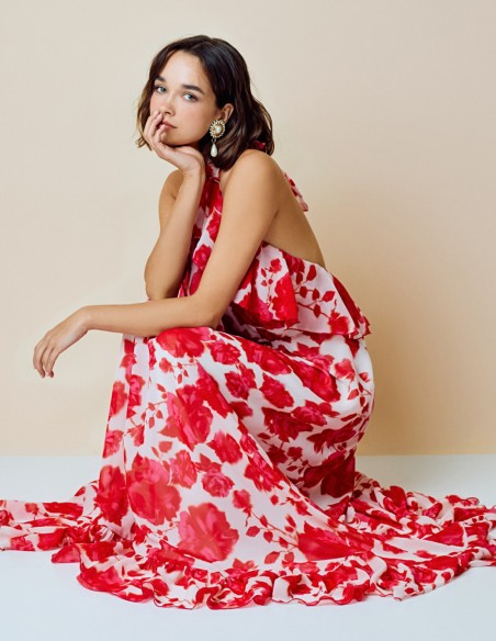 Vestido de fiesta largo vaporoso estampado con cuello halter y espalda descubierta en tonos rojos