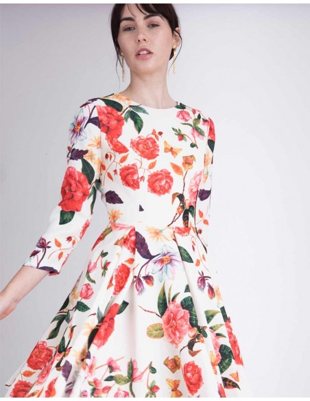 Vestido de fiesta corto con la espalda al aire y manga larga. Vestido con estampado floral INVITADISMA