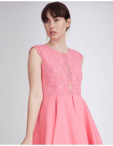 Vestido de cóctel rosa con vuelo y cuerpo de encaje. Vestido de cóctel juvenil de Lauren Lynn London para INVITADISIMA