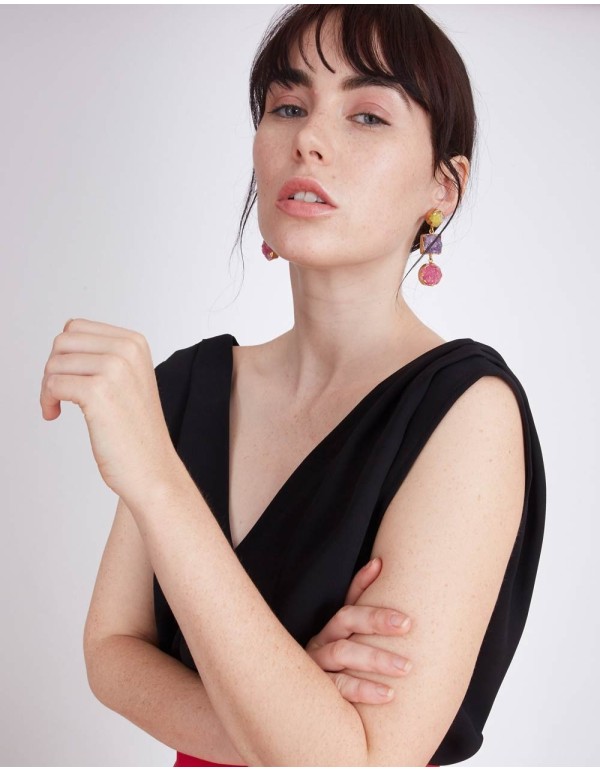 Top de fiesta con escote en V de color negro de Lauren Lynn London.