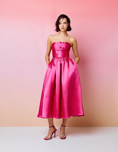 Robe de soirée midi avec encolure bandeau et jupe à volants